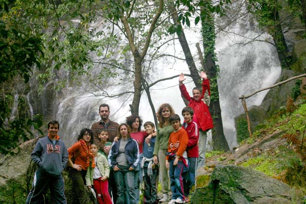 aquí estamos todos posando en la primera caida de agua