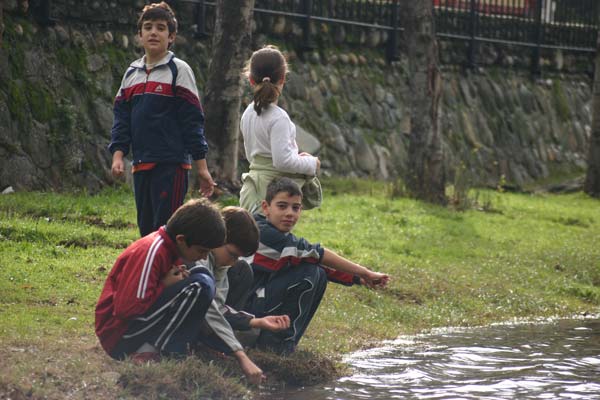 Los críos jungando a la orilla del río Jerte