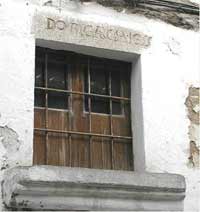 Inscripcion en sobre la piedra de una ventana. Tornavacas