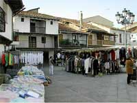 Mercadillo en la plaza, Casas rurales en Jerte.