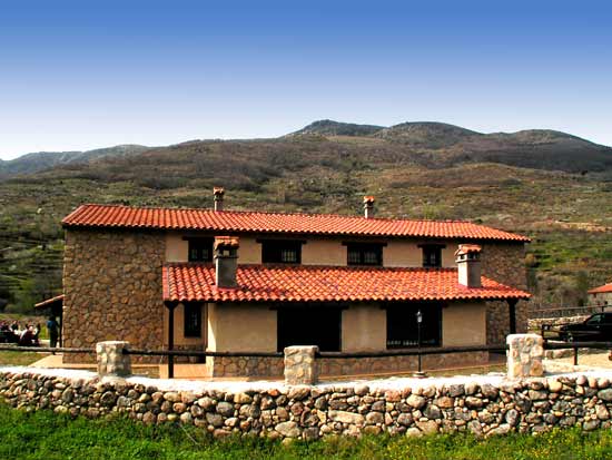 Casa rural la Cañada del Valle del Jerte, Fachada Este, al fondo, la Peña de la Cabrera.