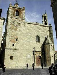 Casas rurales en Cáceres. Templo de San Mateo.