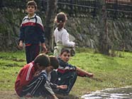 Críos jugando junto al río Jerte.